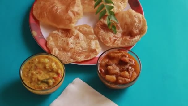 Rotación Chole Bhature Garbanzo Curry Puri Frito Servido Vajilla Terracota — Vídeos de Stock