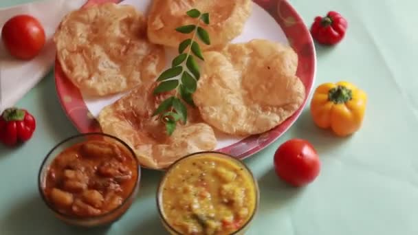 Rotación Chole Bhature Garbanzo Curry Puri Frito Servido Vajilla Terracota — Vídeo de stock