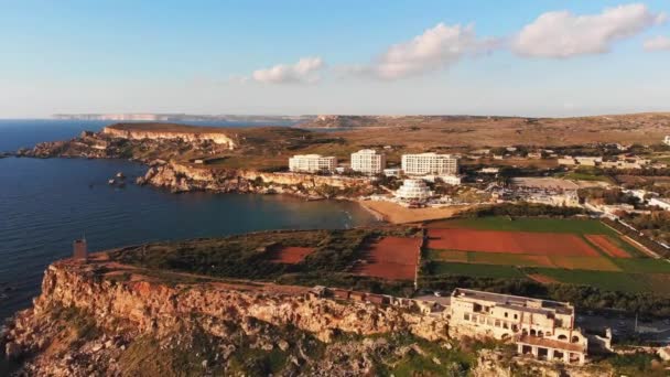 来自马耳他的无人机视频 显示了冬季日落前的金湾和周围环境 2019 — 图库视频影像