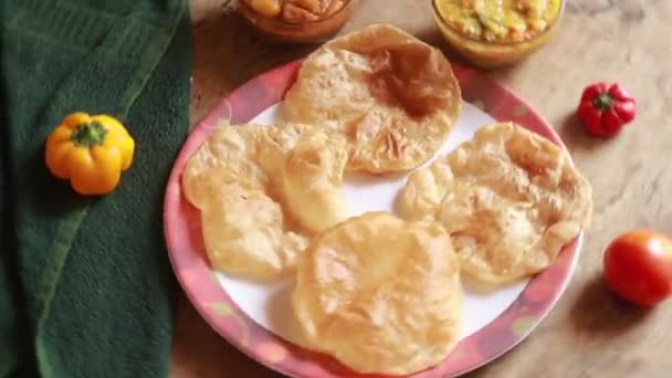 Chole Bhature Chick Горох Карри Жареный Пури Служил Терракотовой Посуды — стоковое видео