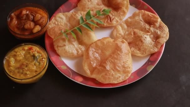 Rotação Chole Bhature Grão Bico Curry Puri Frito Servido Terracota — Vídeo de Stock