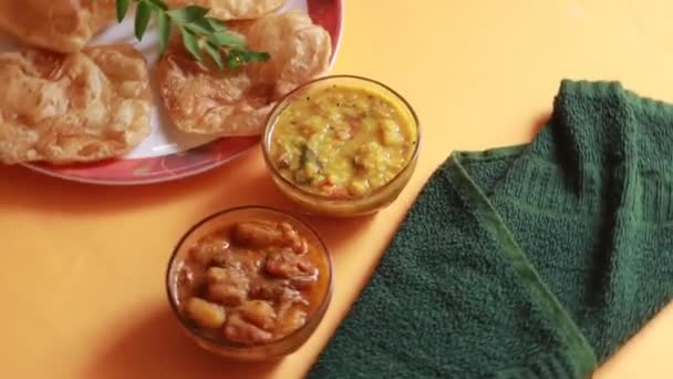 Turn Chole Bhature Або Chick Pea Curry Fried Puri Служили — стокове відео