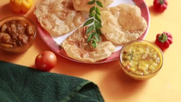 Rotación Chole Bhature Garbanzo Curry Puri Frito Servido Vajilla Terracota — Vídeo de stock