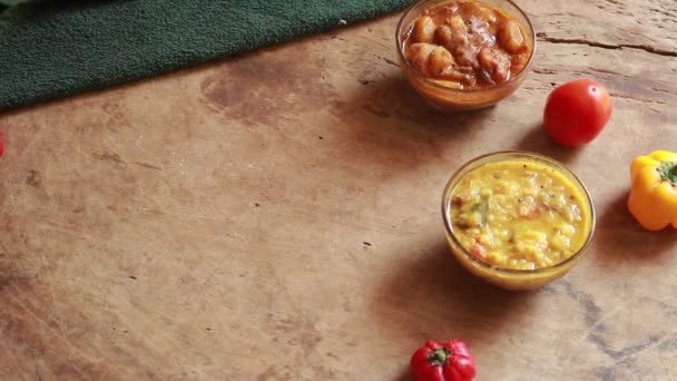 Rotação Chole Bhature Grão Bico Curry Puri Frito Servido Terracota — Vídeo de Stock