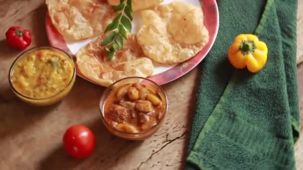 Forgó Chole Bhature Vagy Chick Pea Curry Sült Puri Szolgált — Stock videók