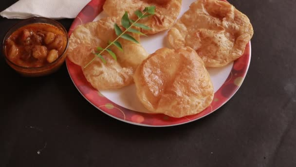 Rotacja Chole Bhature Lub Curry Ciecierzycy Fried Puri Serwowane Naczyniach — Wideo stockowe