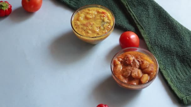 Rotação Chole Bhature Grão Bico Curry Puri Frito Servido Terracota — Vídeo de Stock