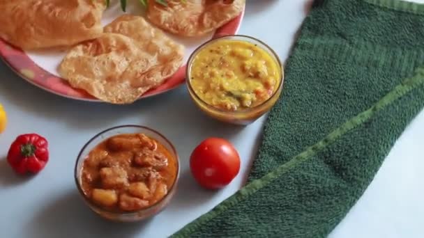 Rotación Chole Bhature Garbanzo Curry Puri Frito Servido Vajilla Terracota — Vídeos de Stock