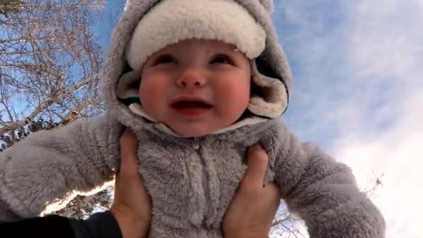 Slo Mo拍到一个快乐的孩子被抛到空中4 现在是冬天 孩子们穿着一件暖和的毛茸茸的衣服 — 图库视频影像
