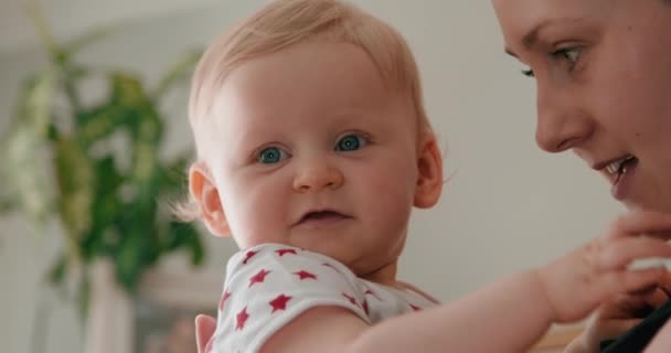 Curioso Bebê Menina Aponta Seu Dedo — Vídeo de Stock