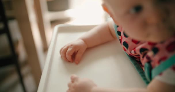 Close Bebê Menina Alta Cadeira — Vídeo de Stock