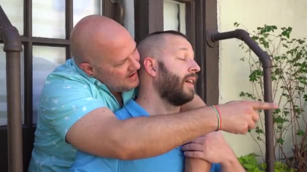 Älskade Homosexuella Manliga Par Sitter Och Pratar — Stockvideo