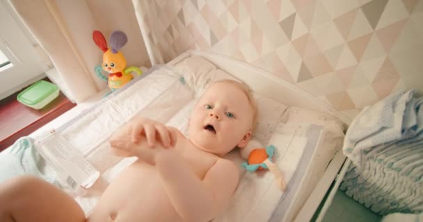 Baby Meisje Strekt Handen Uit Kleedmat Wil Opstaan — Stockvideo