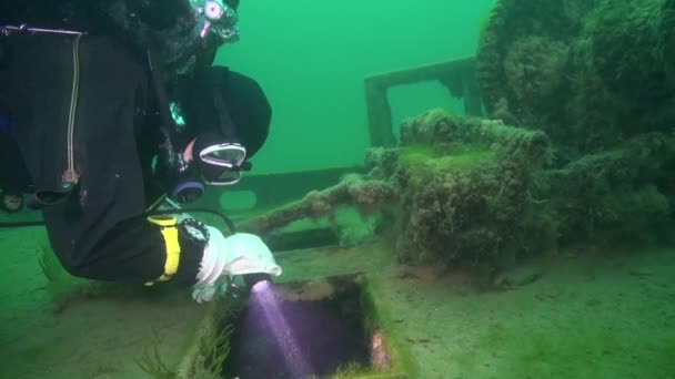 Plongée Sous Marine Explore Sous Pont Sur Roue Aubes Goldrush — Video