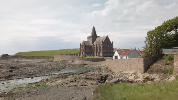 Monans Historische Kerk Hoge Ubove Rotsen Firth Forth Fife Schotland — Stockvideo