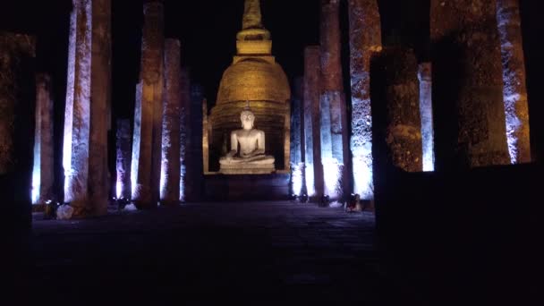 Tilt Sukhothai Ιστορικό Πάρκο Ταϊλάνδη Buddha Γλυπτική Φωτίζεται Νύχτα Pan — Αρχείο Βίντεο
