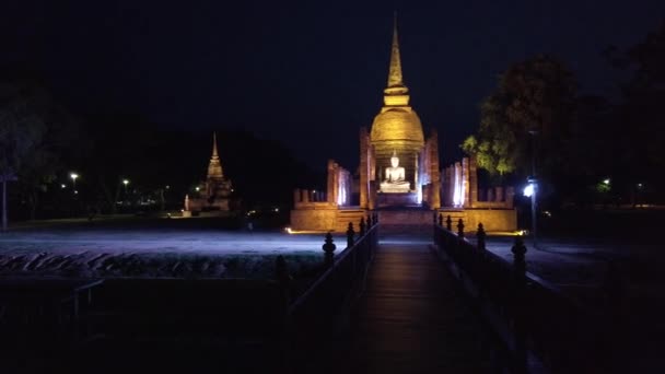 Ukhothai Parque Histórico Tailandês Buda Escultura Iluminada Noite Tiro Panorâmico — Vídeo de Stock