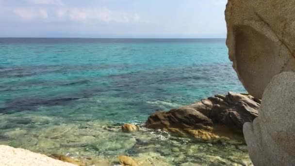 Mare Rocce Acqua Pulita Giornata Estiva Costo Cielo Blu Con — Video Stock