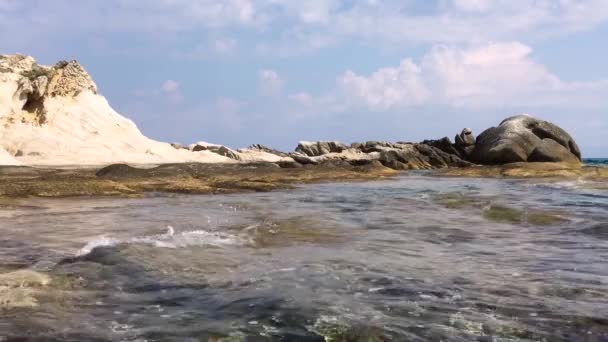 Mare Rocce Acqua Pulita Giornata Estiva Costo Cielo Blu Con — Video Stock