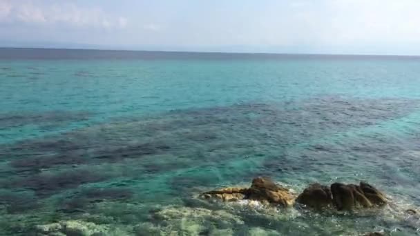 Mar Rocas Agua Clara Día Verano Costo Cielo Azul Con — Vídeo de stock