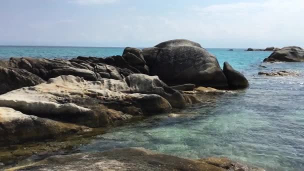 Mare Rocce Acqua Pulita Giornata Estiva Costo Cielo Blu Con — Video Stock