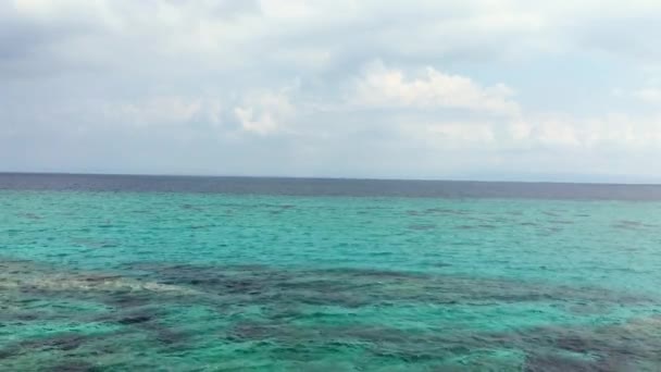 Mare Acqua Pulita Giornata Estiva Costo Cielo Blu Con Nuvole — Video Stock