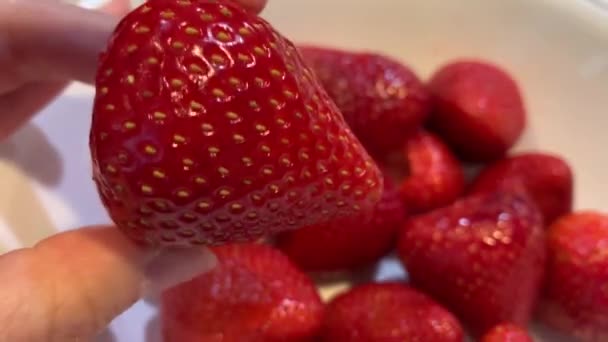 Fresa Jugosa Roja Mano Alguien Vídeo Centra Frescura Fruta — Vídeos de Stock