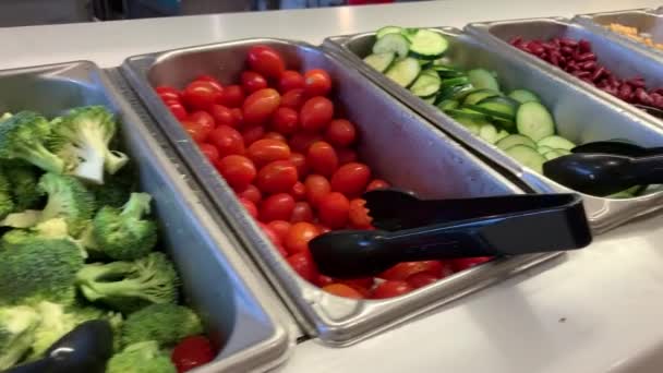 Verse Vegetarische Salade Bar Opgezet Voor Klanten Gemakkelijk Kiezen Wat — Stockvideo