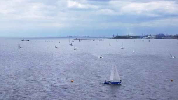 在乌云密布的天空下 航船在大海中的航景 波罗的海游艇比赛 明水钻井上的帆船镜头 — 图库视频影像