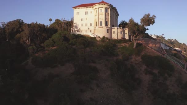 加州马里布的盖蒂别墅的空中无人驾驶飞机 上升的镜头 在太平洋海岸上空 — 图库视频影像