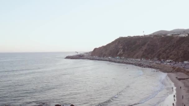Luchtdrone Schot Boven Malibu Strand Pacific Coast Highway Met Verkeer — Stockvideo