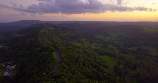 Légi Kilátás Egy Meseút Autóval Halad Egy Trópusi Erdő Völgyében — Stock videók