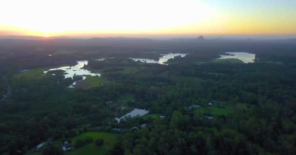 Letecký Pohled Australskou Přírodu Lesy Jezery Horami Krásným Západem Slunce — Stock video