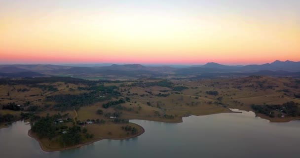 Vista Aérea Ascendente Colinas Marrons Montanhas Torno Lago Moogera Pôr — Vídeo de Stock