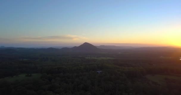 森林や山とサンシャインコーストで素晴らしい黄金の夕日の空中ビュー マウント ティンバーワウ クイーンズランド州 オーストラリア — ストック動画