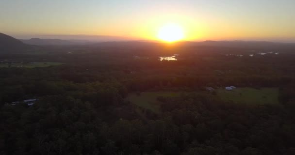 森林や山とサンシャインコーストの素晴らしい黄金のピンクの夕日の空中ドローンビュー マウント ティンバーワウ クイーンズランド州 オーストラリア — ストック動画