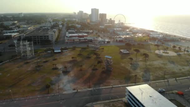 Parallax Aéreo Tiro Parque Praia Myrtle Durante Hora Dourada — Vídeo de Stock