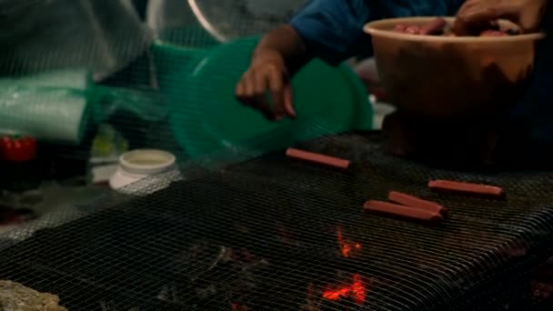 Vue Des Personnes Qui Placent Des Saucisses Sur Bbq Grill — Video