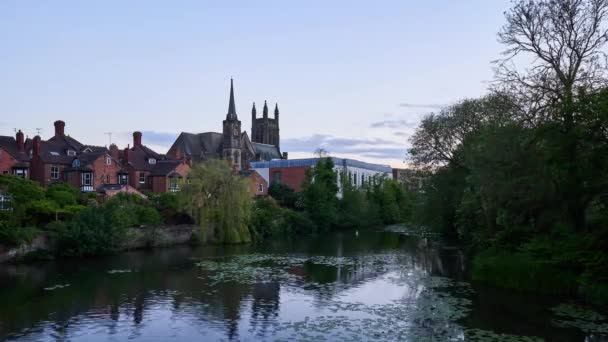 Spätsommerliche Zeitraffer Mit Fluss Neugotischer Kirche Und Stadtbild Von Leamington — Stockvideo