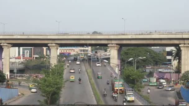 Indiai Bengaluruban Menyasszonyon Közlekedő Metróval Közlekedő Forgalmas Négyvonalas Autópálya Forgalom — Stock videók