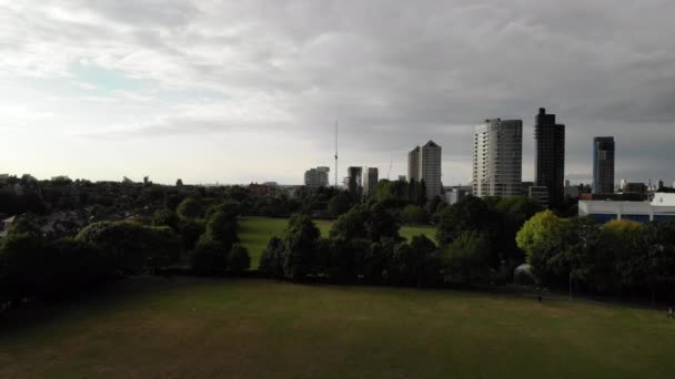 Aérial Dolly Out Drone Zoomant Sur Londres Depuis Wandsworth Park — Video