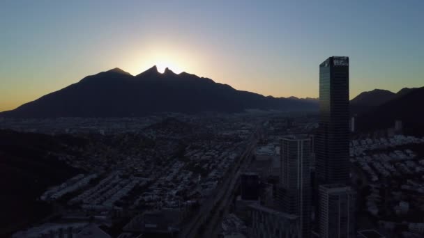 Tiro Aéreo Nascer Sol Cerro Silla Com Skyline San Pedro — Vídeo de Stock