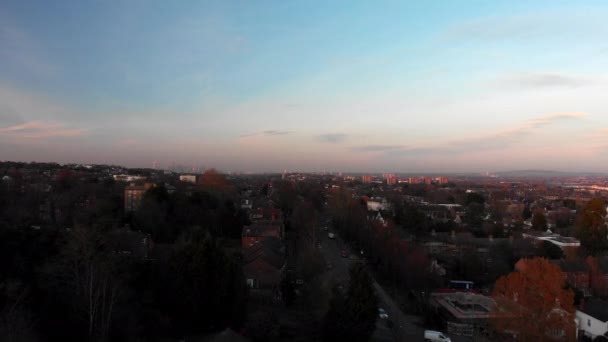 Aerial Dolly Drone Volando Sobre Crystal Palace Village Durante Atardecer — Vídeo de stock