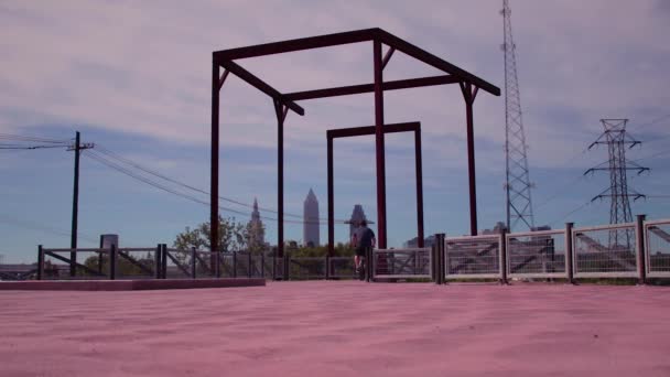 Människan Tar Titt Skyline Cleveland Och Sedan Humle Cykeln För — Stockvideo