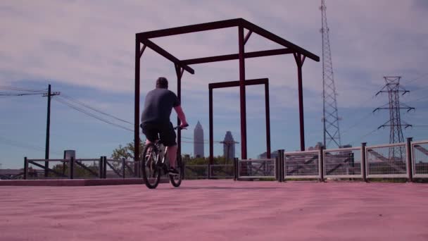 Hombre Bicicletas Marco Largo Ruta Remolque Ohio Largo Erie Ohio — Vídeo de stock