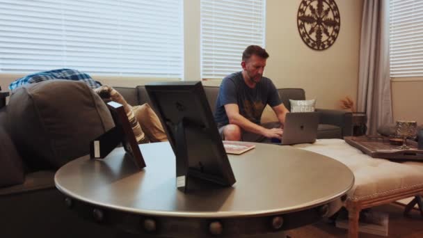 Śledzenie Slider Shot Człowieka Siedzi Kanapie Pracuje Laptop Stole Przed — Wideo stockowe