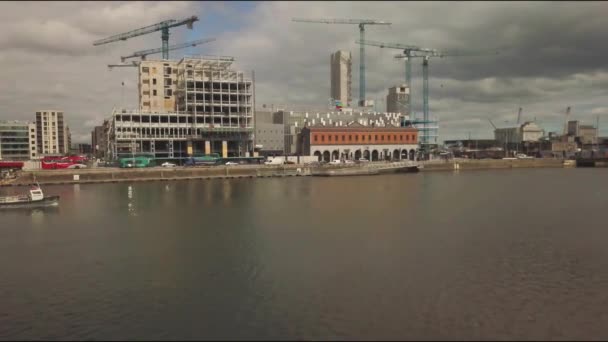 都柏林的3号竞技场和正在施工的起重机旁边经过的小死亡板 — 图库视频影像