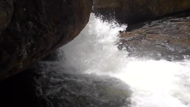 Eau Douce Limpide Rivière Cascade Sur Les Rochers — Video