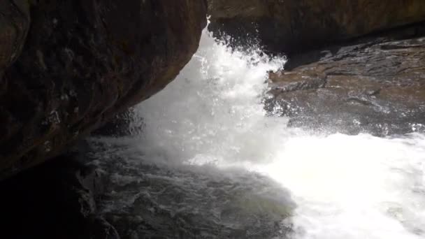 Rivier Stroomt Fris Helder Water Rotsen Slow Motion — Stockvideo
