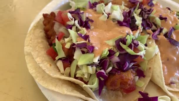 Une Vidéo Ralenti Gros Plan Une Assiette Tacos Poisson Qui — Video